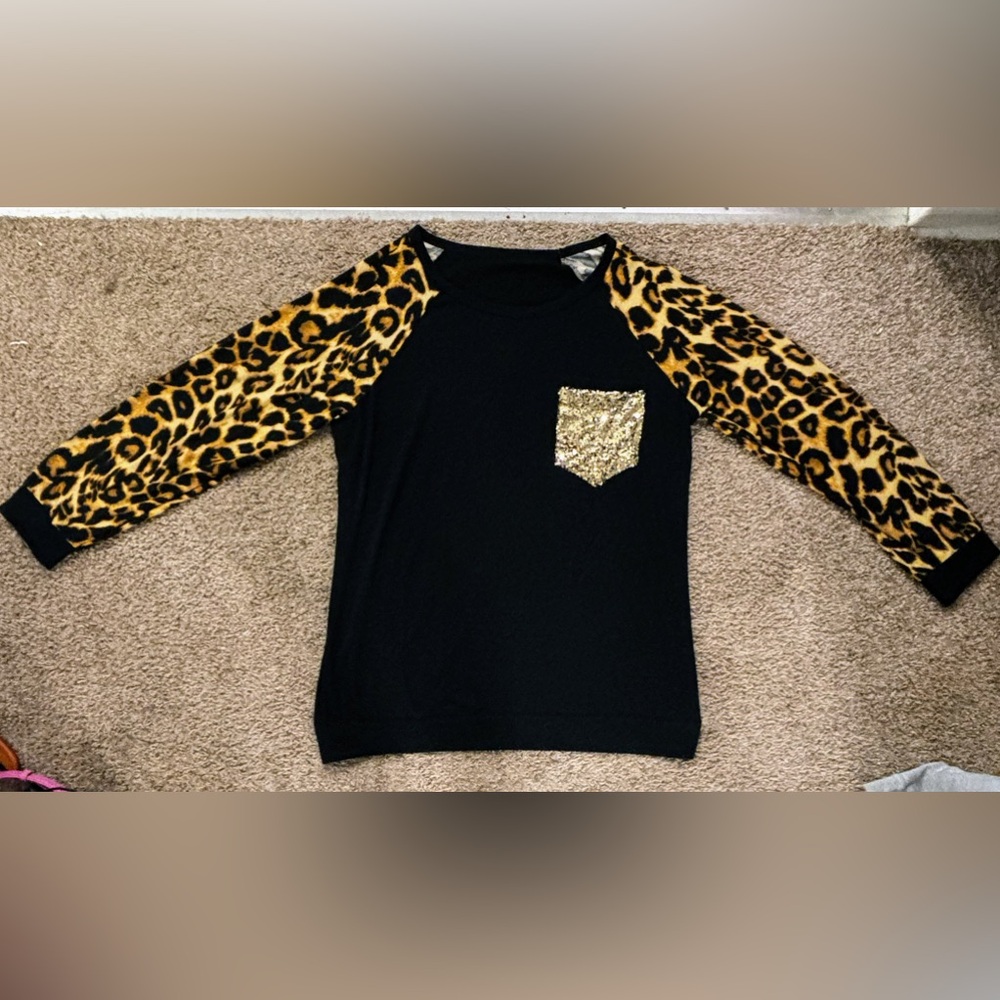 CARCOS Plus size top for woman Size XL Leopard print long sleeves Gold sequins
